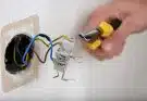 Comment brancher un interrupteur avec des fils de couleur différente