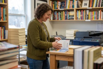 Femme souriante dans une librairie moderne avec livres