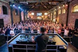 DJ professionnel en performance devant une grande foule lors d'un événement dans le Pas-de-Calais